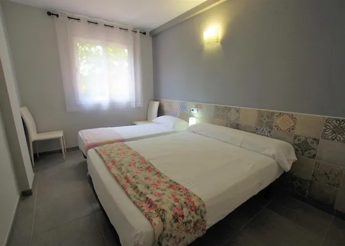 V&v Lloret- Blanc * يوريت دي مار